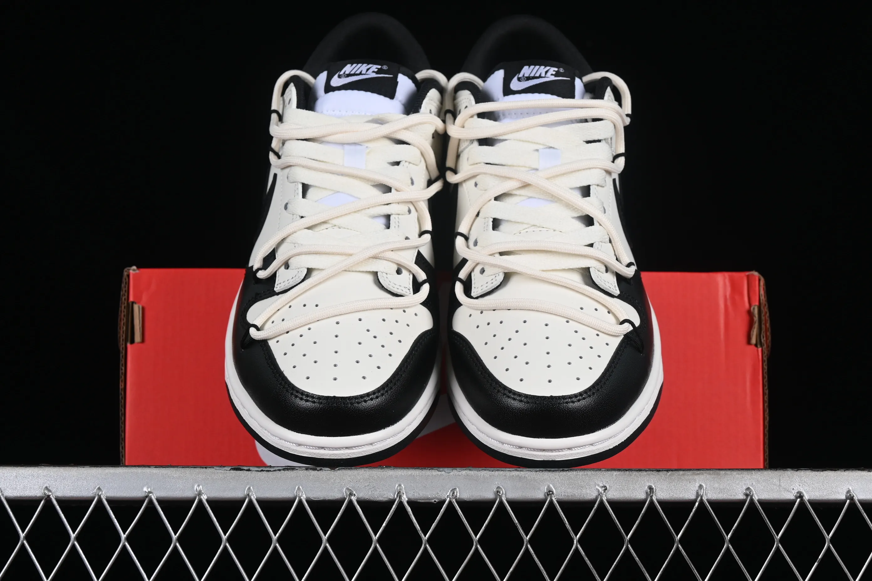 All Categories Nk SB Dunk Series Nk SB Dunk Low Low-top sneakers Nk Dunk Retro Saml Panda Prank Black and white retro style SB strap low-top casual sneakers DD1391-100